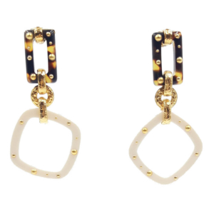 Pendientes compuestos por dos anillos de acetato pulidos a mano, adornados con perlas chapadas en oro de 24k. Longitud: 7,5 cm Ancho: 4 cm.