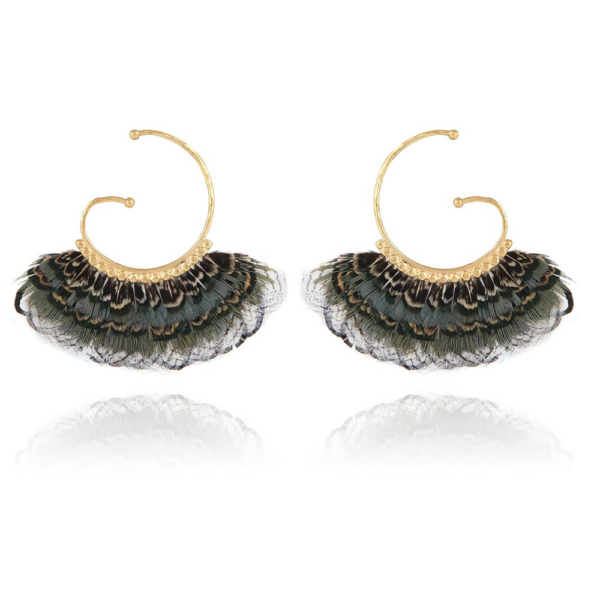 Pendientes en forma de espiral bañados en oro de 24k decorados con auténticas plumas teñidas. Las plumas enmarcan delicadamente la cara cuando se usan. Tonalidades azules, grises. Longitud: 7 cm Diámetro del anillo: 4 cm