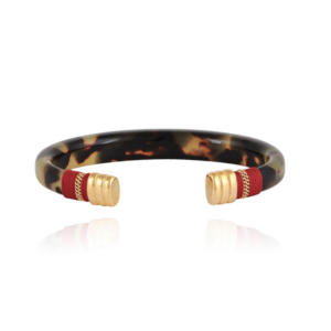 Pulsera abierta de acetato, con extremos bañados en oro de 24k y envuelta en hilo rojo.