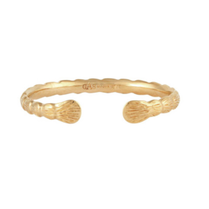 Pulsera abierta dorada rígida en forma de concha en sus terminales. Metal bañado en oro 24k.