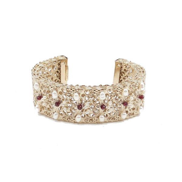 Brazalete ancho decorado con perlas de río y cristales Swarovski. Metal bañado en oro de 24k.