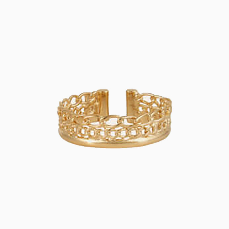 Anillo dorado con fino oro de 24 kilates compuesta por un fino ensamble de cadenas. Tamaño ajustable. Altura: 0,6 cm - Circunferencia: 4,8 cm