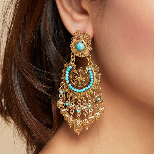 Pendientes dorados con oro fino, compuestos por un hábil conjunto de delicadas placas de filigrana y colgantes. Largo: 11 cm - Ancho: 4,5 cm Peso (por pendiente): 14 g
