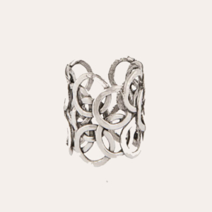 Anillo de plata compuesto por un elegante conjunto de anillos martillados a mano. Tamaño ajustable. Altura: 2,3 cm - Circunferencia: 5 cm