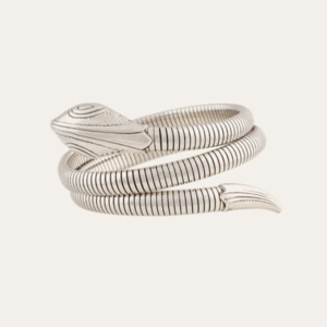 Brazalete  de plata flexible. Los extremos están vestidos con cabeza y cola de serpiente. Circunferencia: aproximadamente 17,5 cm - Altura: aproximadamente 5,5 cm