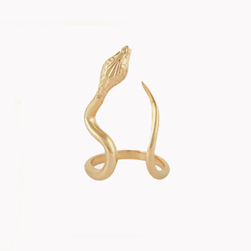 Anillo dorado delicadamente dorado con oro fino de 24 kilates. Los extremos están adornados con la cabeza y la cola de una serpiente. Tamaño ajustable. Altura: 3,1 cm