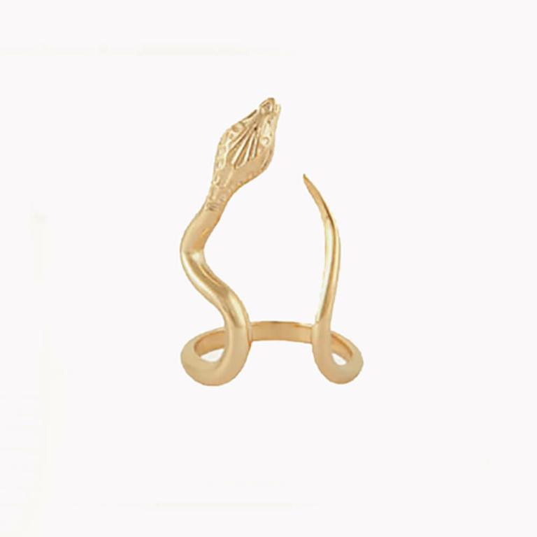 Anillo dorado delicadamente dorado con oro fino de 24 kilates. Los extremos están adornados con la cabeza y la cola de una serpiente. Tamaño ajustable. Altura: 3,1 cm