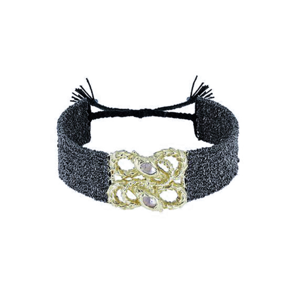 Brazalete ancho tejido de cadena de plata de ley e hilo de seda negra acabado en rutenio con un colgante doble en forma de serpiente en el centro y una pieza de diamante Polki incrustada en la cabeza de la serpiente. Quedará perfecto para cualquier ocasión y en cada muñeca con el cierre de nudo corredero e hilo de seda. Largo: 13,5 cm - Ancho: 1,7 cm