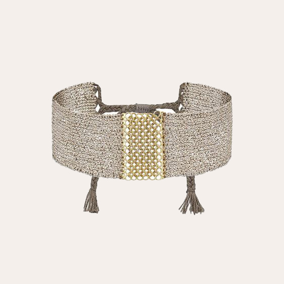 Brazalete de malla con hilo de plata 925, hilo de seda y centro adornado con cadena de mini círculos de oro. Es ajustable.