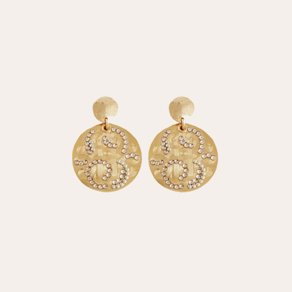 Pendientes dorados con oro fino compuestos por un medallón finamente grabado con volutas. El medallón está vestido con pedrería y tachuelas. Largo: 4 cm - Ancho: 2,8 cm Peso (por pendiente): 4 g