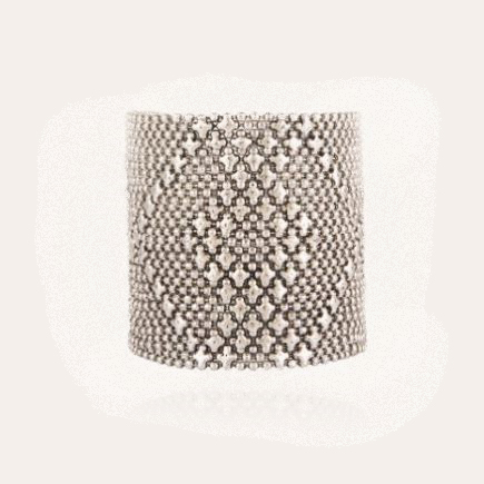 Brazalete  plateado tipo malla compuesto por cadenas de bolas eslabonadas adornadas con cuentas colgantes en forma de estrella. Tamaño ajustable gracias a dos botones. Medida: 16,5 - 19 cm - ancho: 6 cm