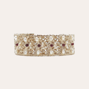 Brazalete ancho decorado con perlas de río y cristales Swarovski. Metal bañado en oro de 24k.
