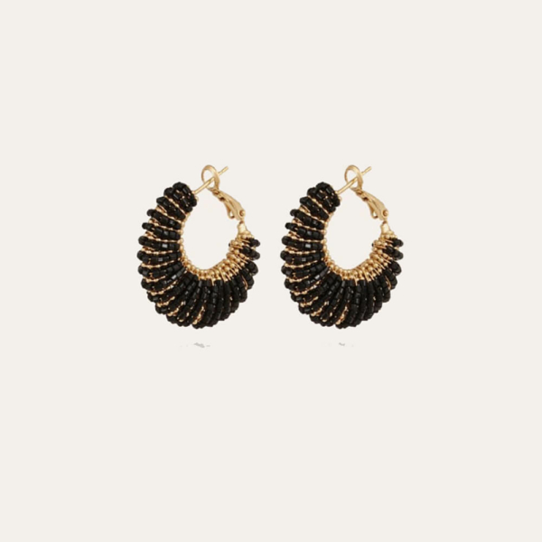 Finos aros dorados con oro fino, compuestos por una base de hilos y perlas doradas, y adornados con un aderezo de perlas de colores ensartadas a mano. Diámetro: 3cm