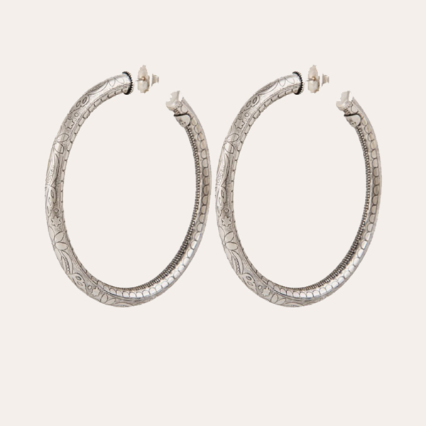Pendientes, tipo aros de plata finamente grabados. Diámetro: 7 cm - Ancho: 0,7 cm Peso (por pendiente): 9 g