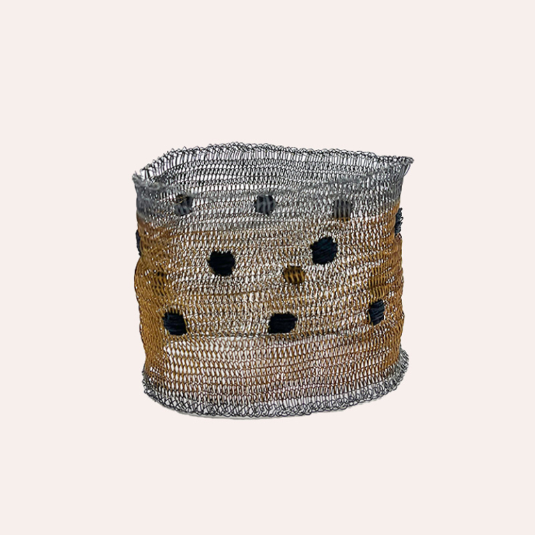 Brazalete malla plata y cobre con detalles en negro