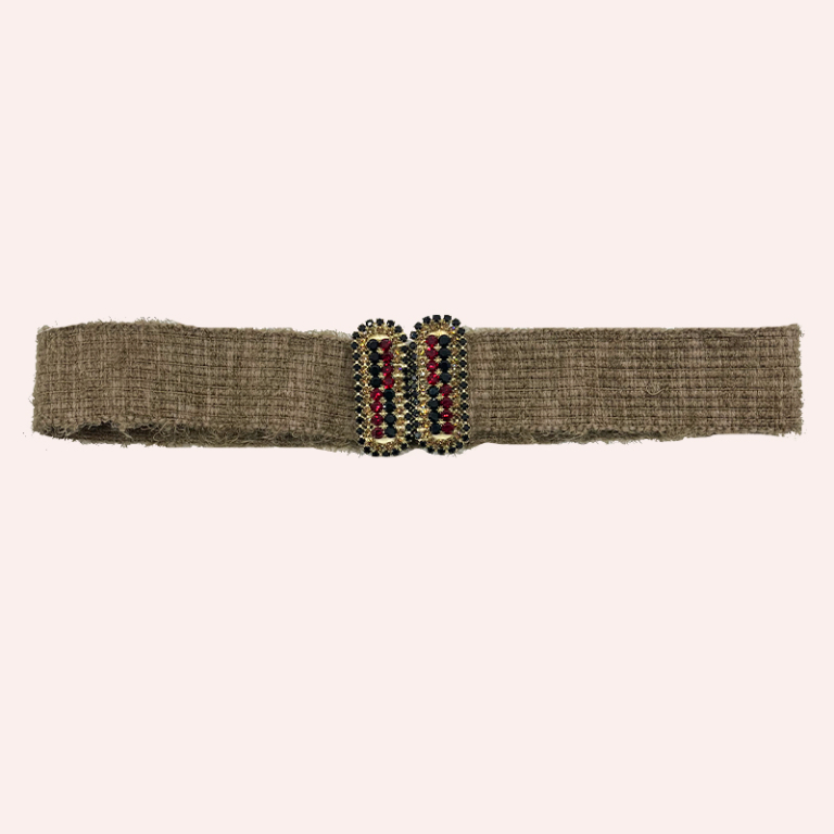 Cinturón de tejido beige con hebillas de piedras