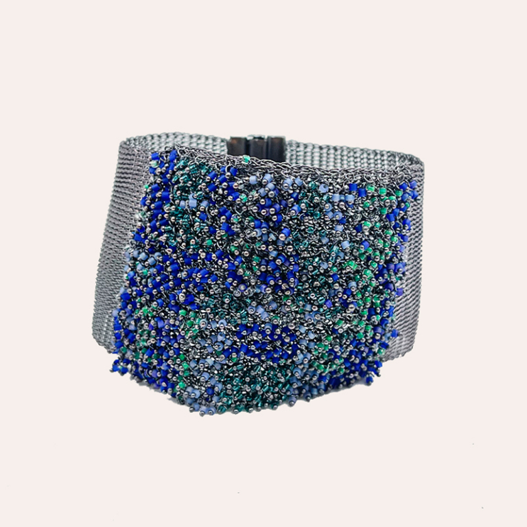 Brazalete malla de plata con cuentas verdes y azules