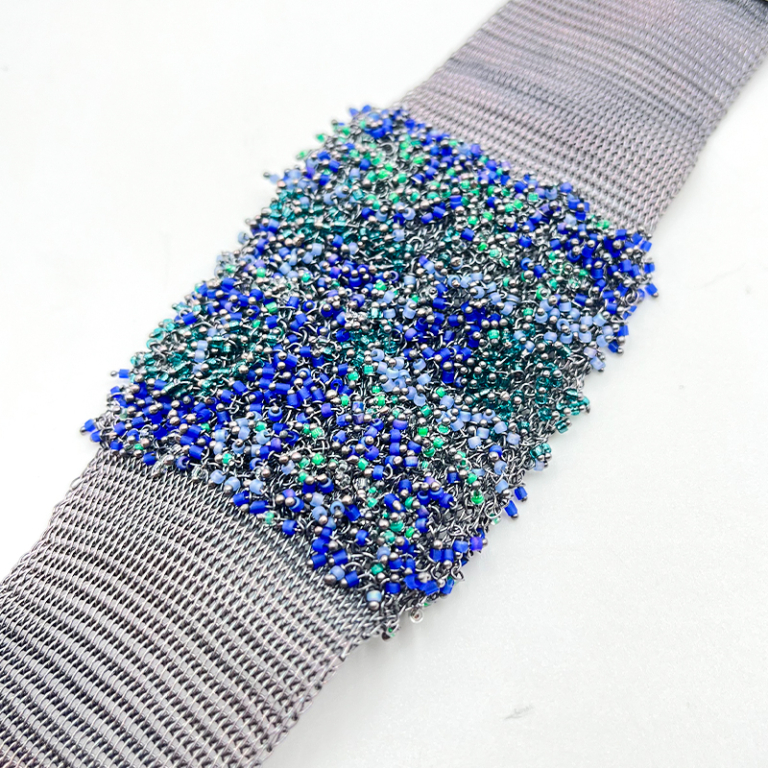 Brazalete malla de plata con cuentas verdes y azules - Imagen 3