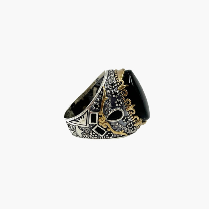 Anillo de Plata con Baño de Oro y Piedra de Ónix Negro Pulido