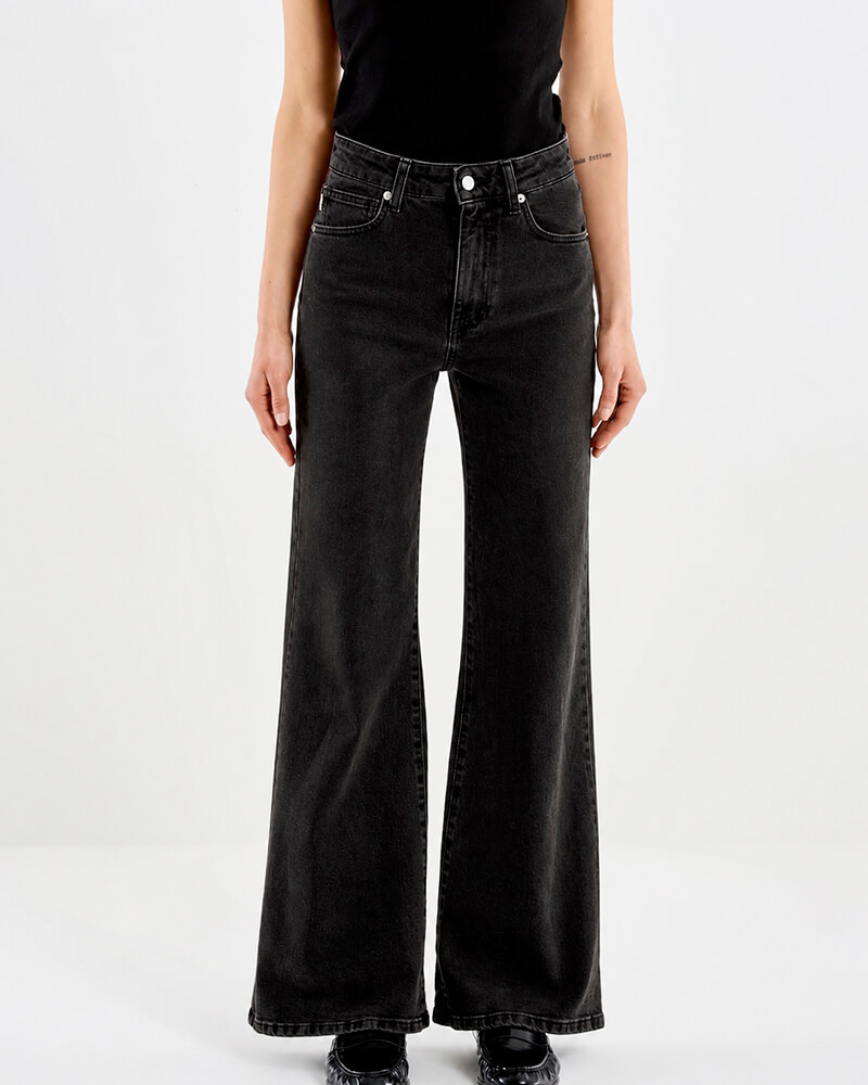 Tejanos Shanti Acampanados en Denim Negro