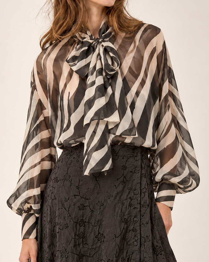 Blusa Mor Estampa Zebra en Blanco y Negro con Lazo